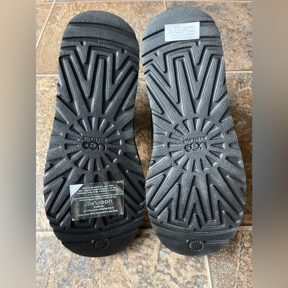 NEW!!! UGG Mini Bailey Button Bling Constellation Boots- Black, Women’s Size 6 - Picture 9 of 11